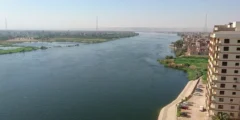 يبلغ طول نهر النيل ٦٨٢٥ كلم تقريبا، تقريب هذا الطول إلى