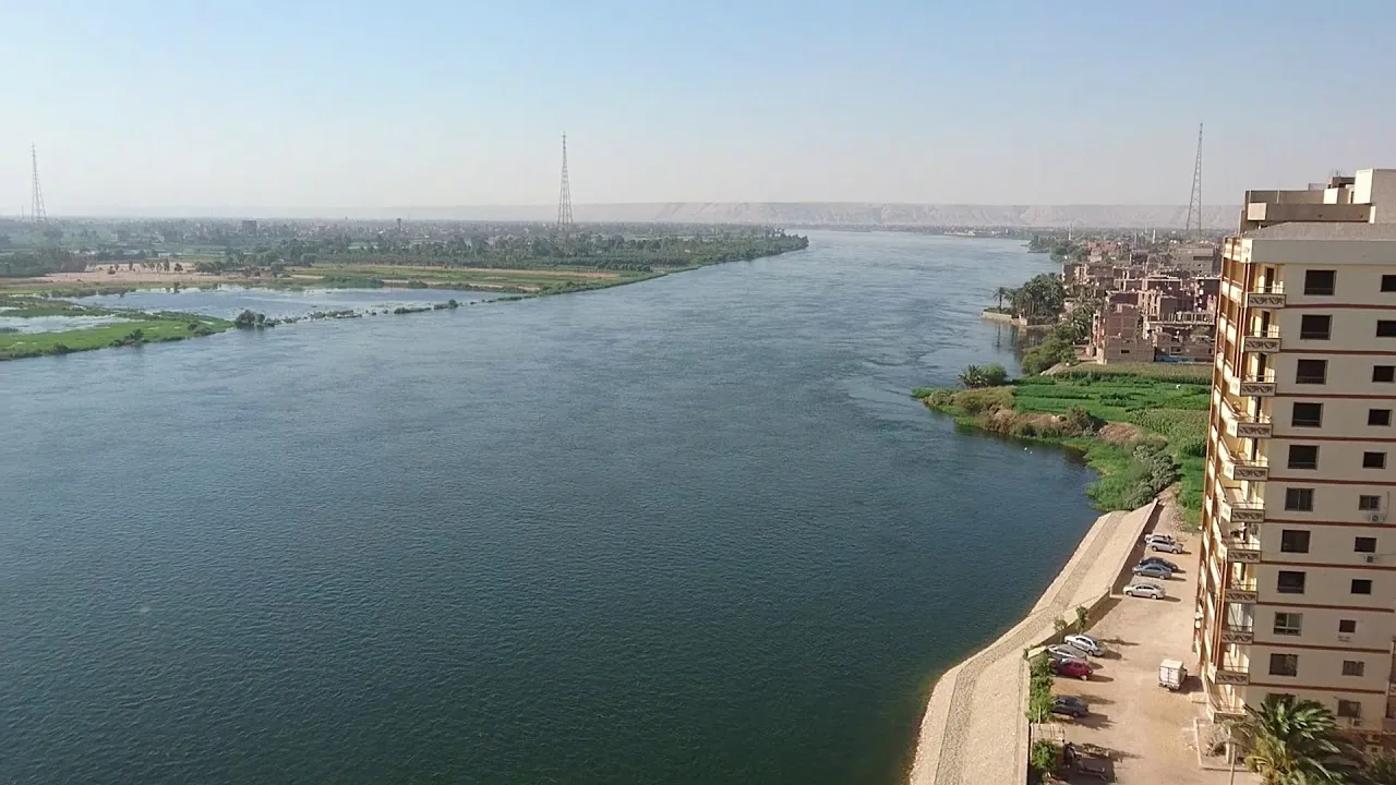 يبلغ طول نهر النيل ٦٨٢٥ كلم تقريبا، تقريب هذا الطول إلى