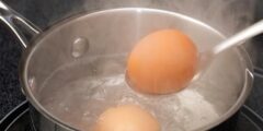 عند وضع بيضه مسلوقة ساخنه في كوب من الماء البارد