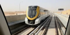 يغادر القطار من محطه الرياض عند الساعة ٨ ٤٥