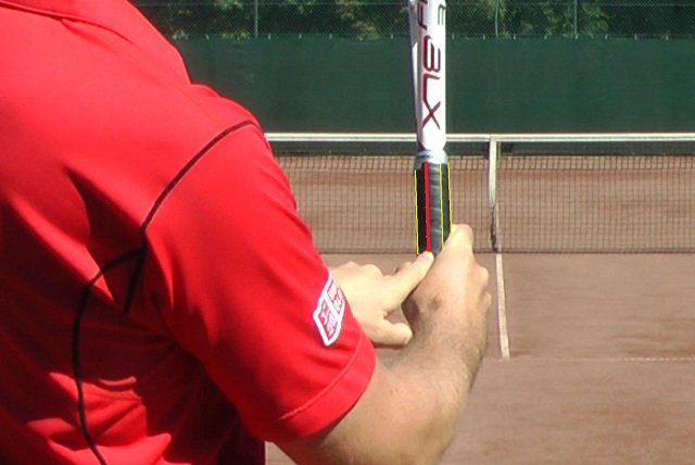 عند الإرسال في التنس يمسك اللاعب المضرب بين قبضة الضربة الأمامية والخلفية صواب خطأ